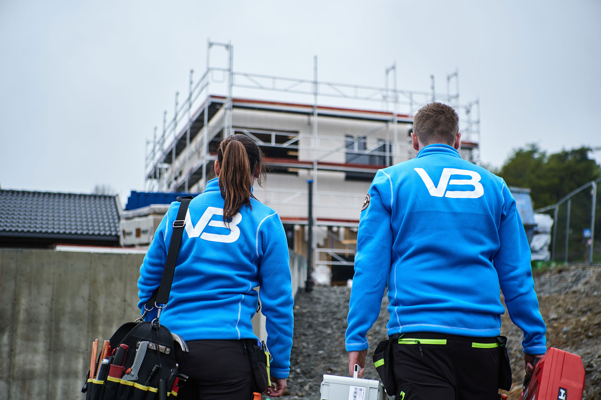 VB-rørleggere på vei inn i et nybygg